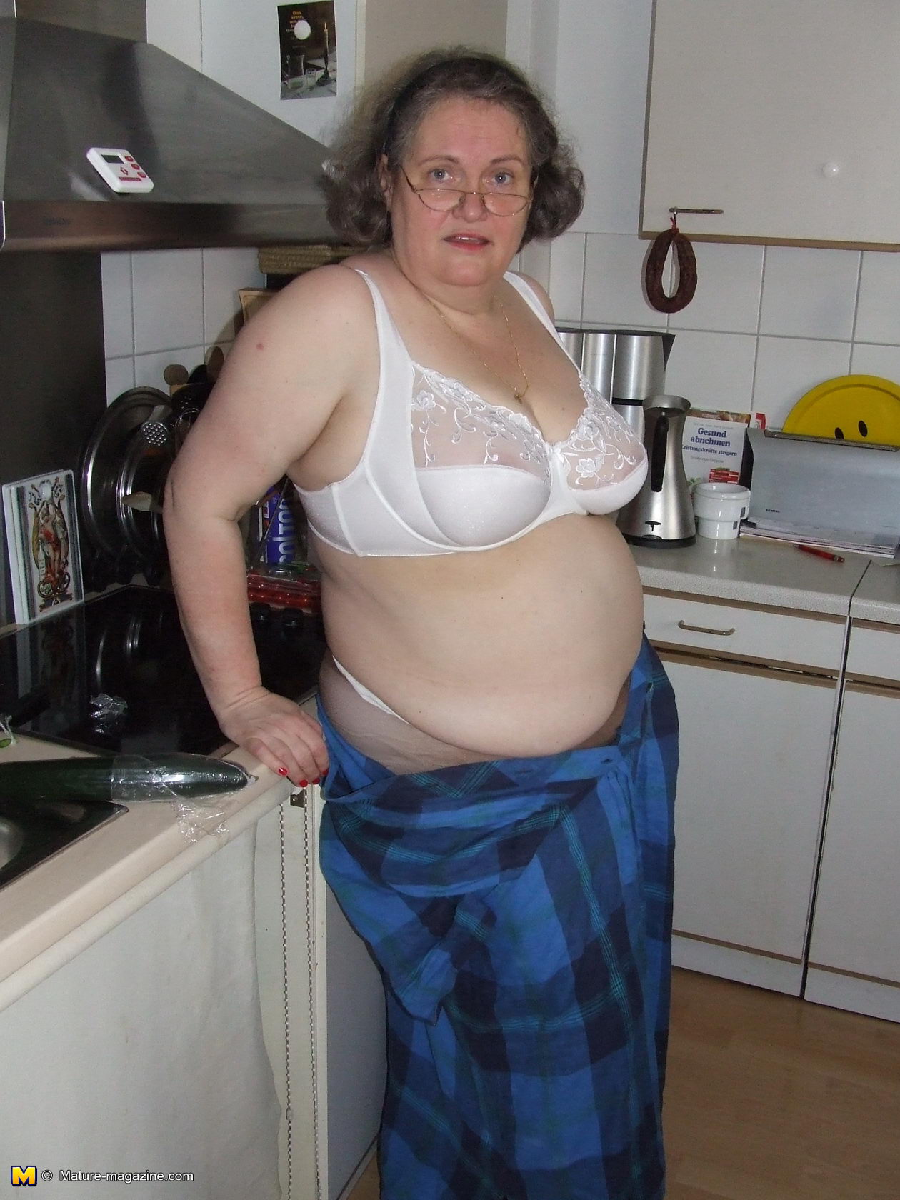 Amateur Chubby Granny - Amateur chubby housewife getting nasty in the kitchen ...