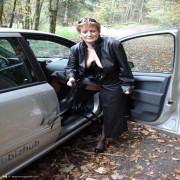Kinky outdoor amateur mama showing off